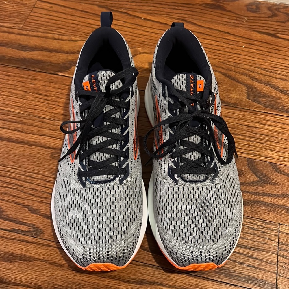 Men’s Brooks Levitate 5 running shoes. Size 11 D.